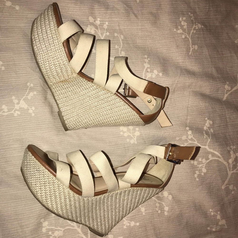 Cream Wedges - Picture 2 of 3